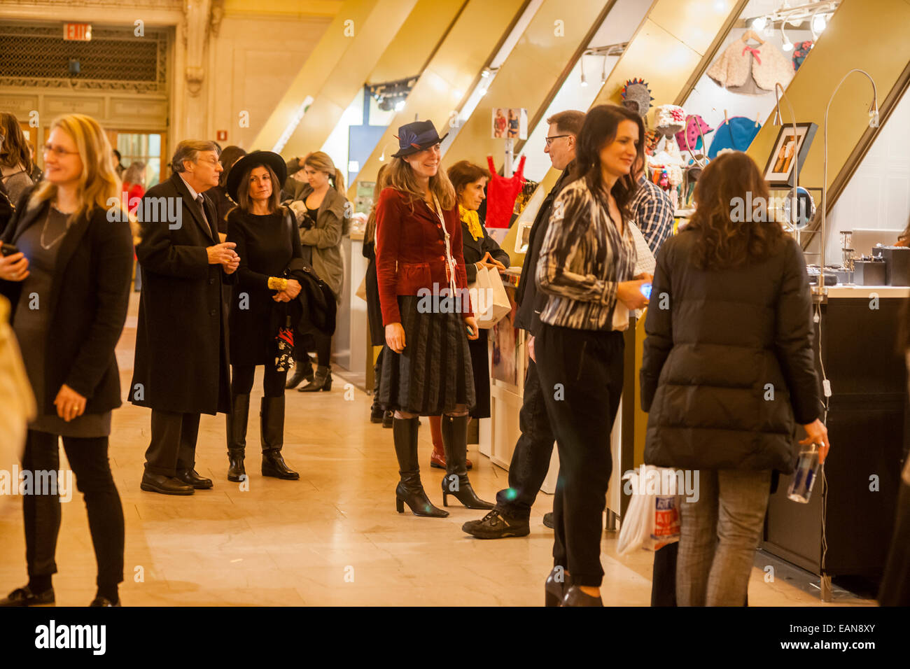 Shoppers sfoglia il Grand Central Fiera Vacanze a Vanderbilt Hall di Grand Central Terminal di New York Foto Stock