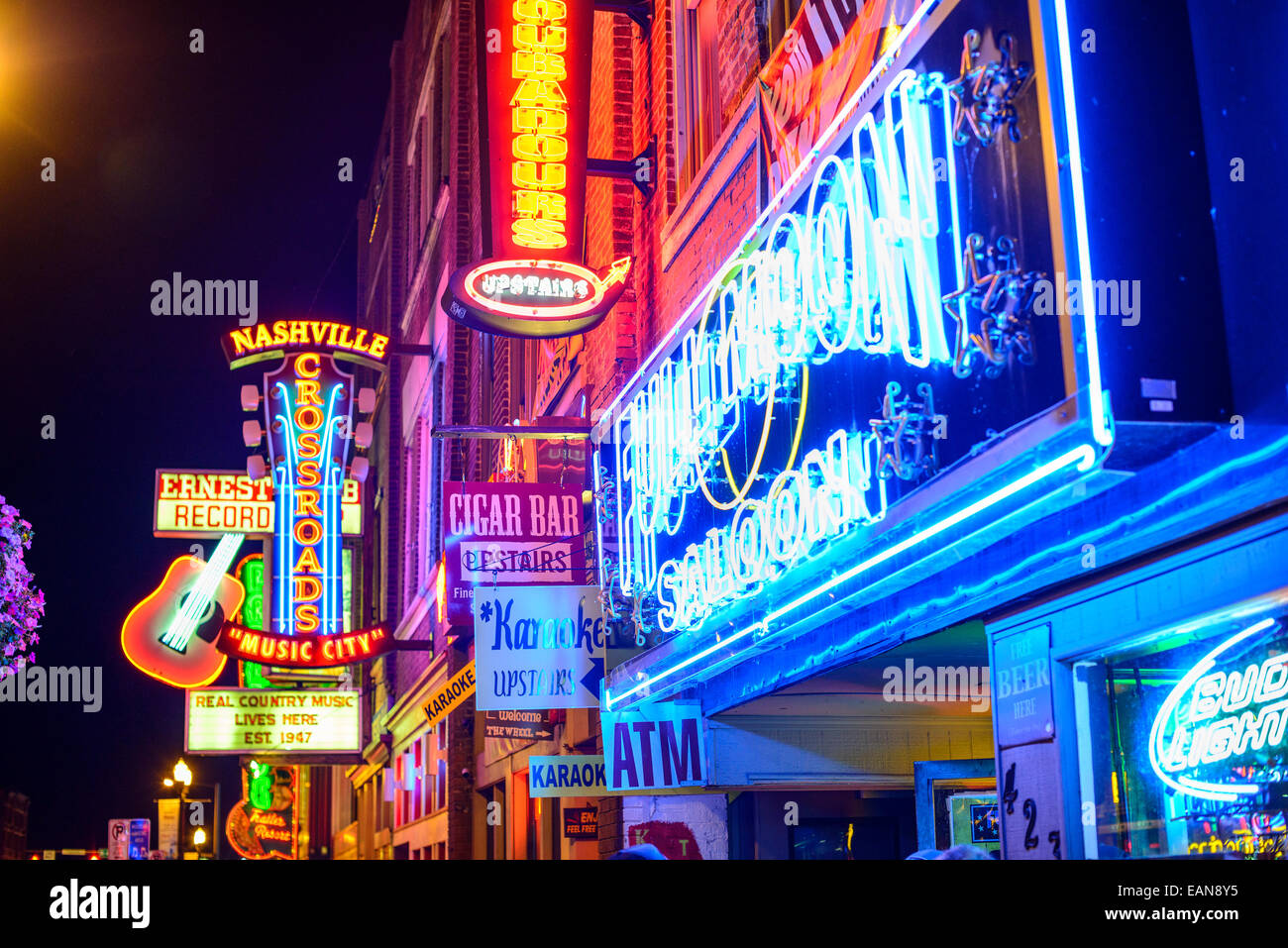 Gli honky-tonks sul Lower Broadway. Il quartiere è famoso per le numerose country music bar. Foto Stock