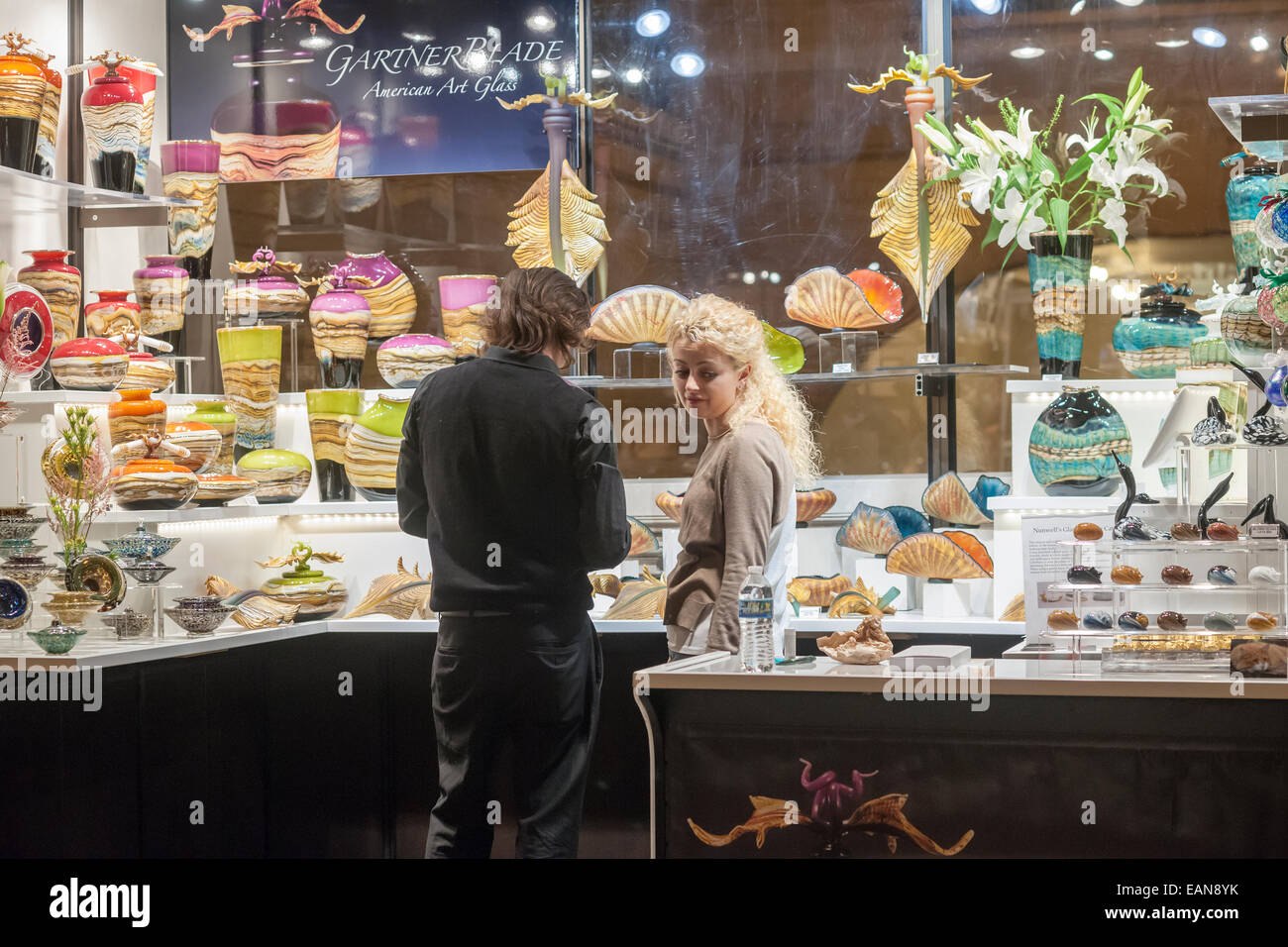 Shoppers sfoglia il Grand Central Fiera Vacanze a Vanderbilt Hall di Grand Central Terminal di New York Foto Stock