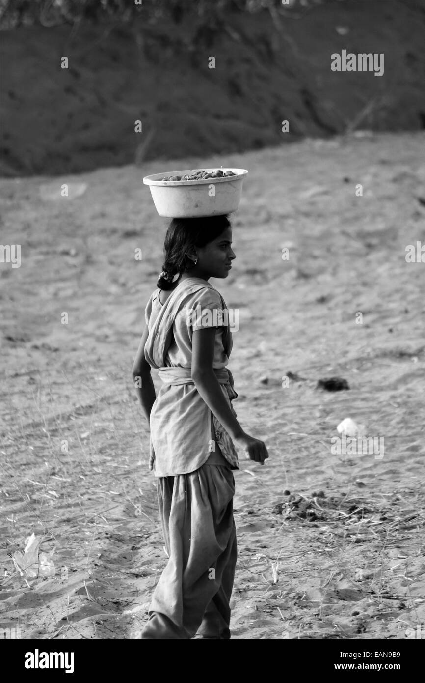 Ragazza, bambino, femmina, abitante, mettendo, qualcosa sulla sua testa, in pushkar, Rajasthan, India. Foto Stock