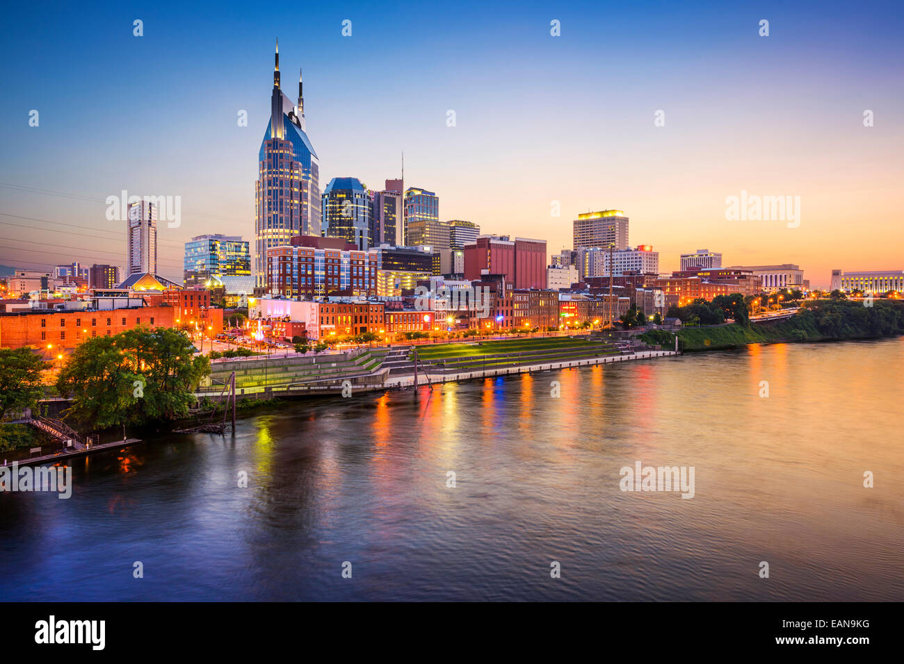 Nashville, Tennessee, Stati Uniti d'America skyline del centro sulla Cumberland River. Foto Stock