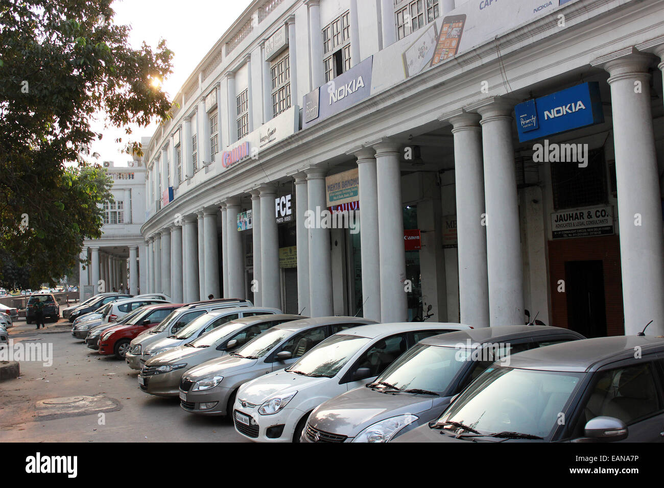 Cars, edificio circolare, bianco, park, nokia, cannought PLACE, New Delhi, India. Foto Stock