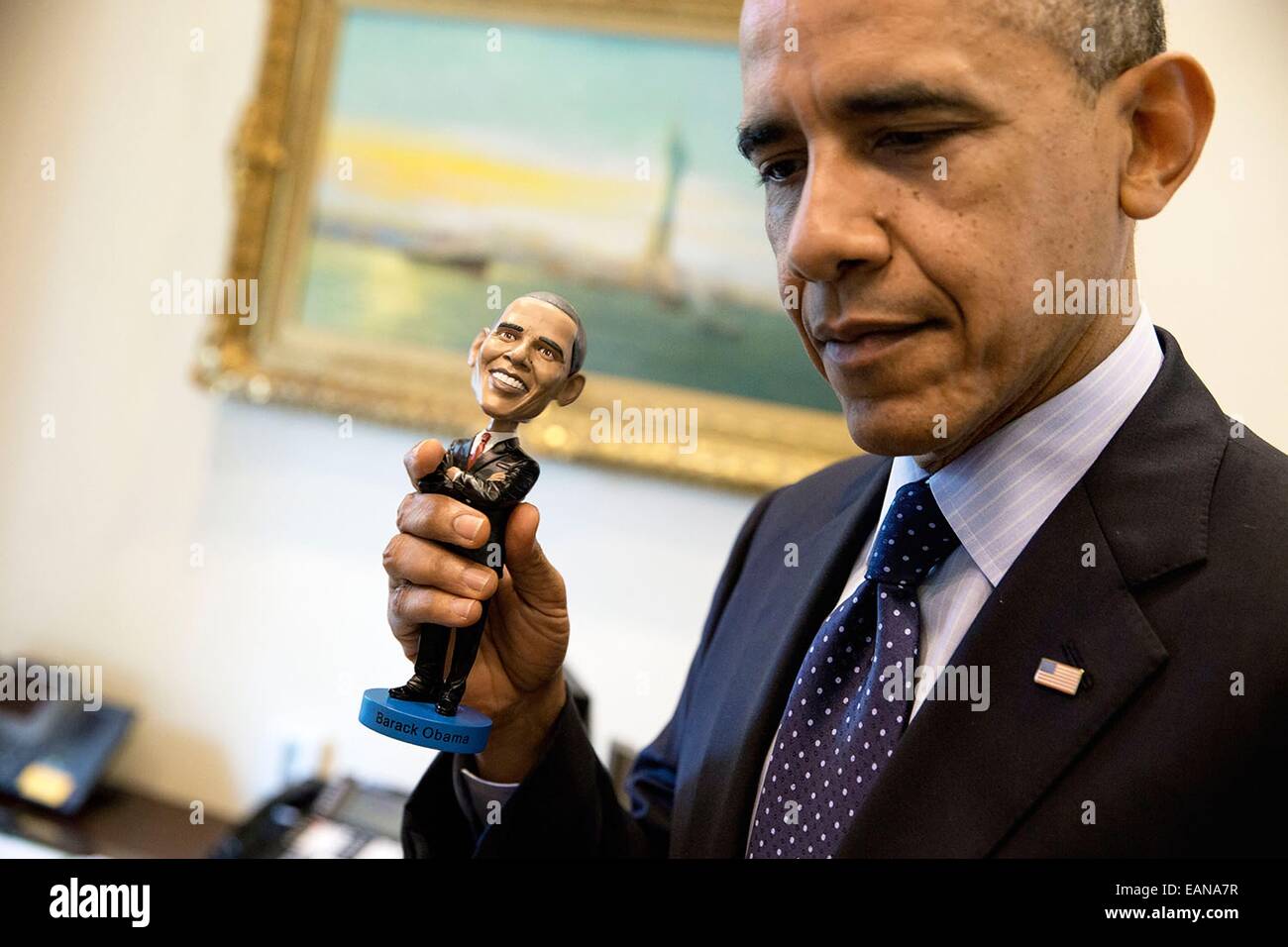 Il Presidente Usa Barack Obama detiene una bambola bobblehead di se stesso nella parte esterna dell'Ufficio Ovale della Casa Bianca, 14 maggio 2014 a Washington, DC. Foto Stock