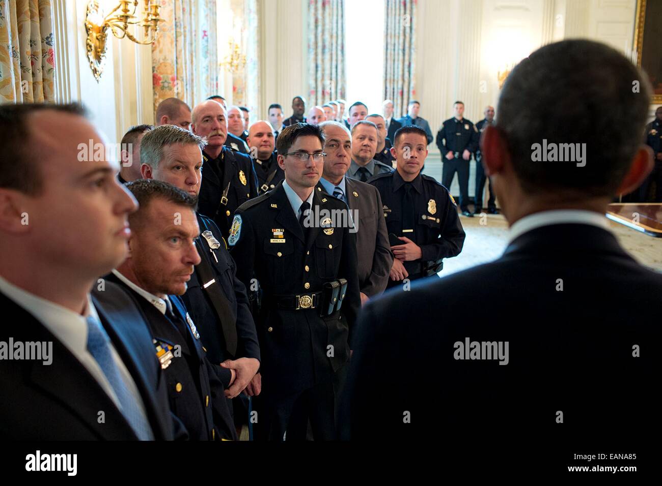 Il Presidente Usa Barack Obama saluta i funzionari di polizia dello Stato sala da pranzo prima di una cerimonia per onorare la Associazione nazionale delle organizzazioni di polizia Top Cop i vincitori nella Sala Est della Casa Bianca 12 Maggio 2014 a Washington, DC. Foto Stock