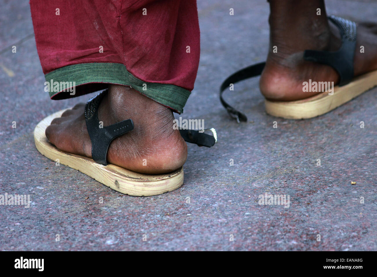 Dispositivo di insaccaggio, traversina, piedi, piedi, tacco, vestire a New Delhi, in India. Foto Stock