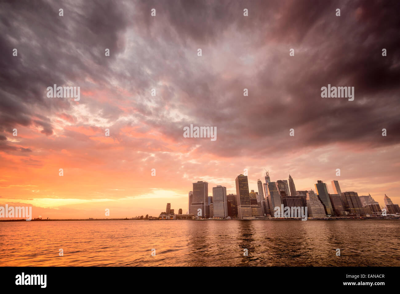 New York City skyline di Manhattan inferiore al tramonto. Foto Stock