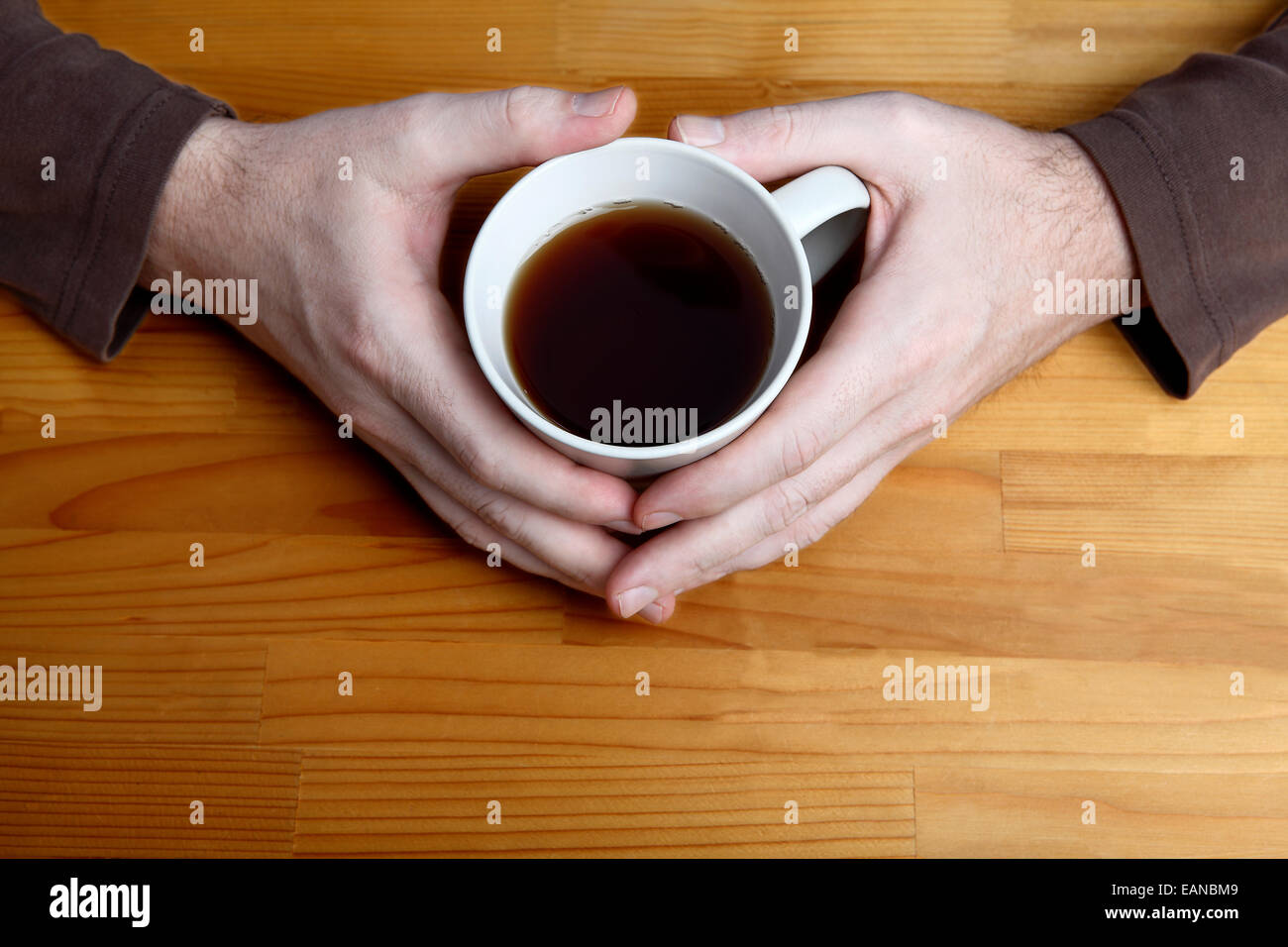 Uomo caucasico holding tazza di tè in mani Foto Stock