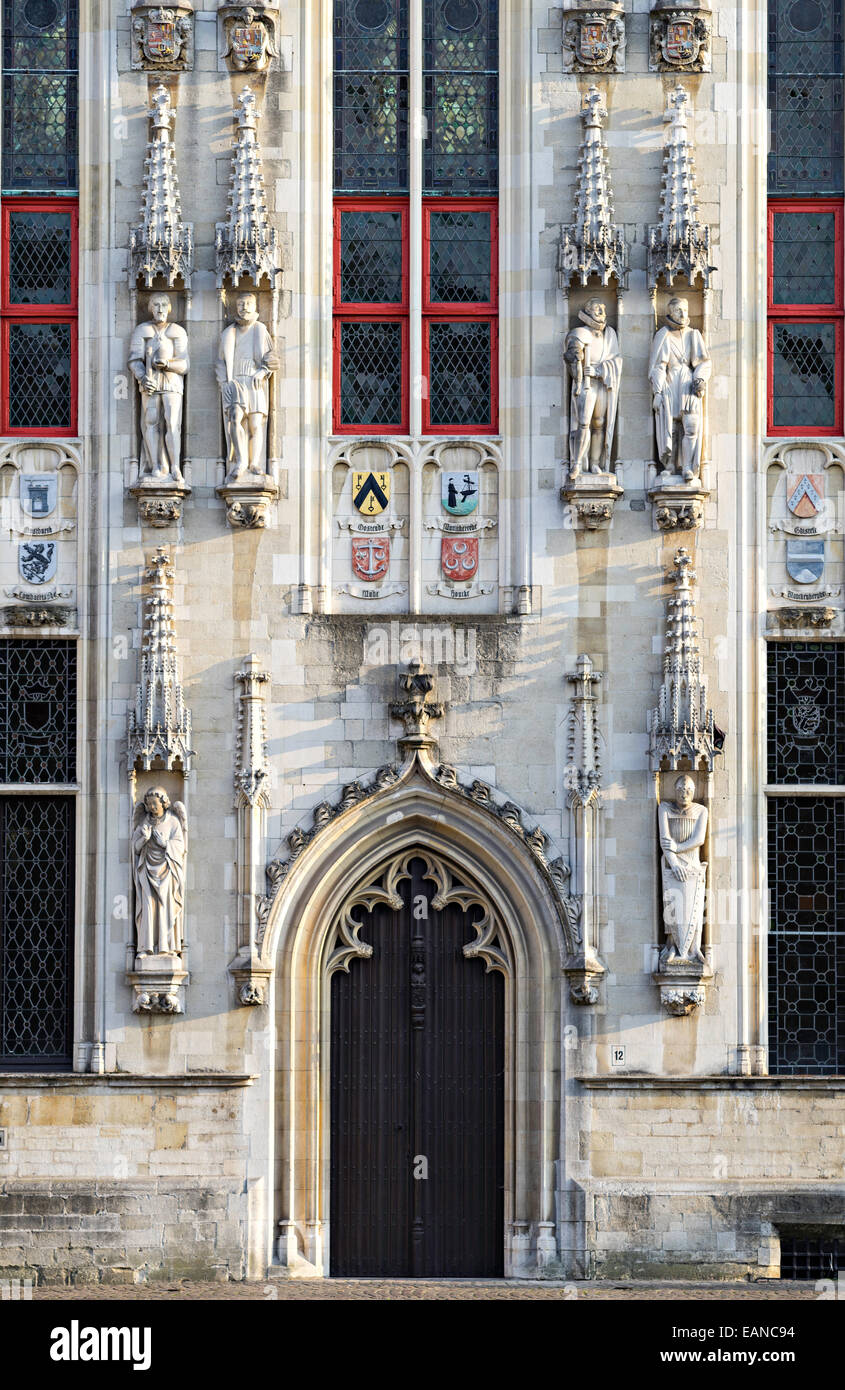 Facciata di Bruges Town Hall, Belgio, che mostra quattro dei 49 separare le statue che ornano la costruzione Foto Stock