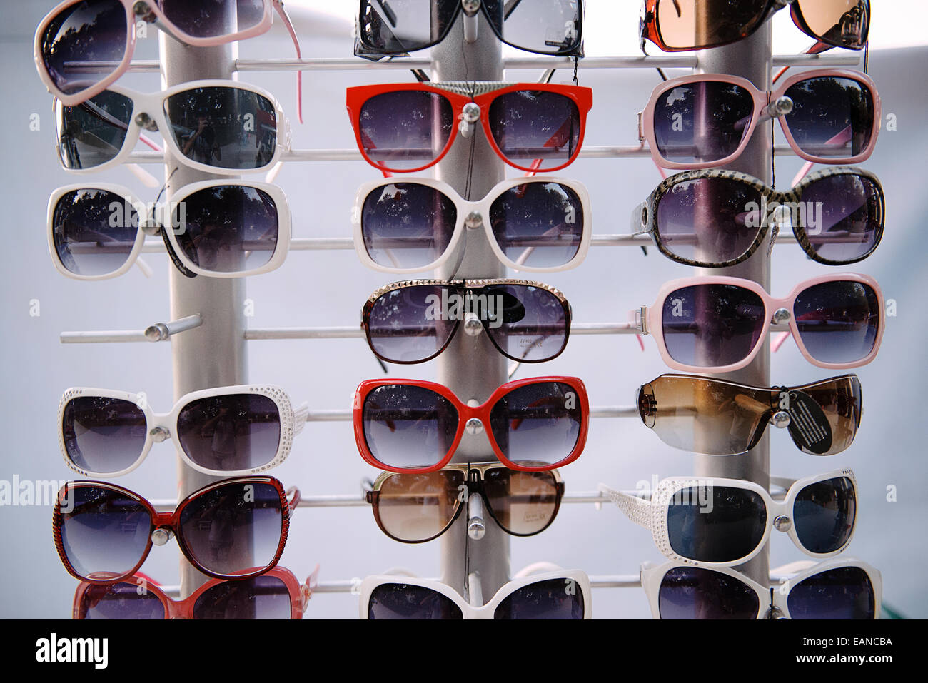 Imitazione degli occhiali da sole venduti in un mercato a Pogradec, Albania  Foto stock - Alamy
