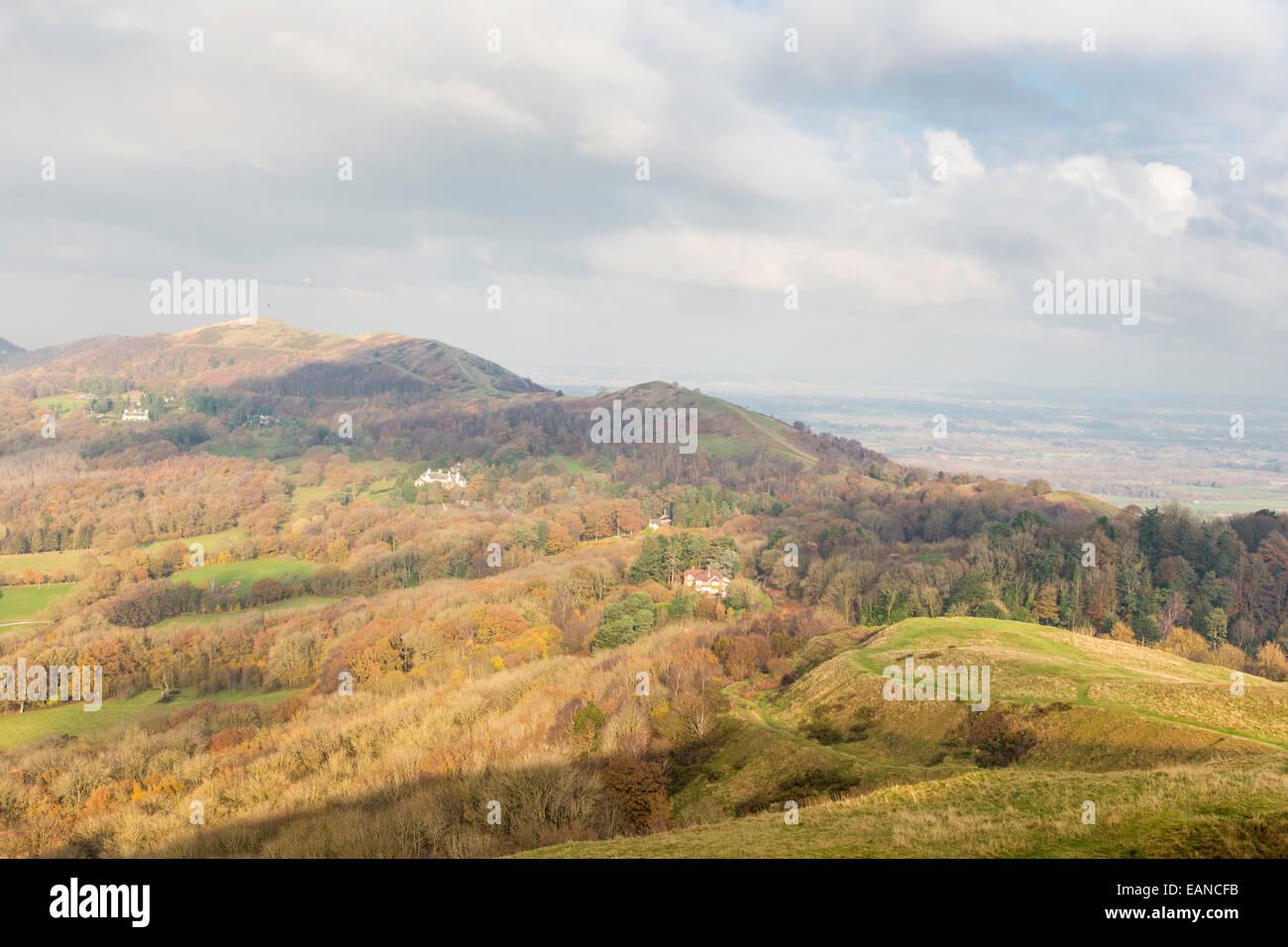 Autunno su Malvern Hills ridge guardando a nord verso il Worcestershire Beacon dall'Herefordshire faro o British Camp, Herefordshire, England, Regno Unito Foto Stock