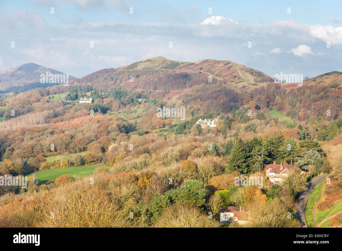 Autunno su Malvern Hills ridge guardando a nord verso il Worcestershire Beacon dall'Herefordshire faro o British Camp, Herefordshire, England, Regno Unito Foto Stock