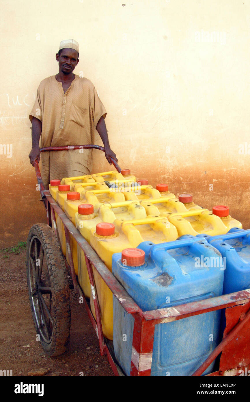 Street vender la vendita di acqua in Nigeria Foto Stock