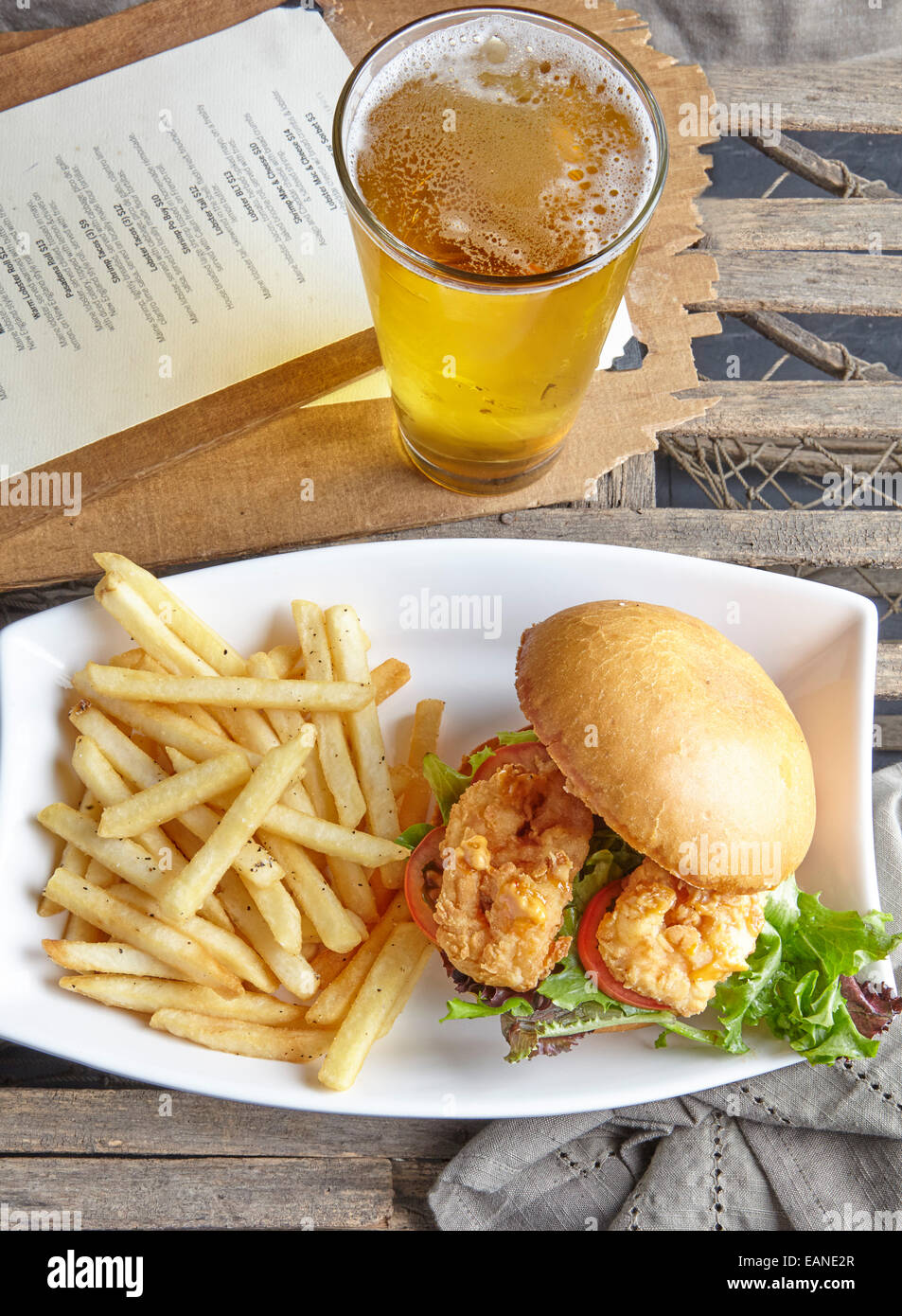 Shrimp Po Boy con patatine fritte e birra Foto Stock