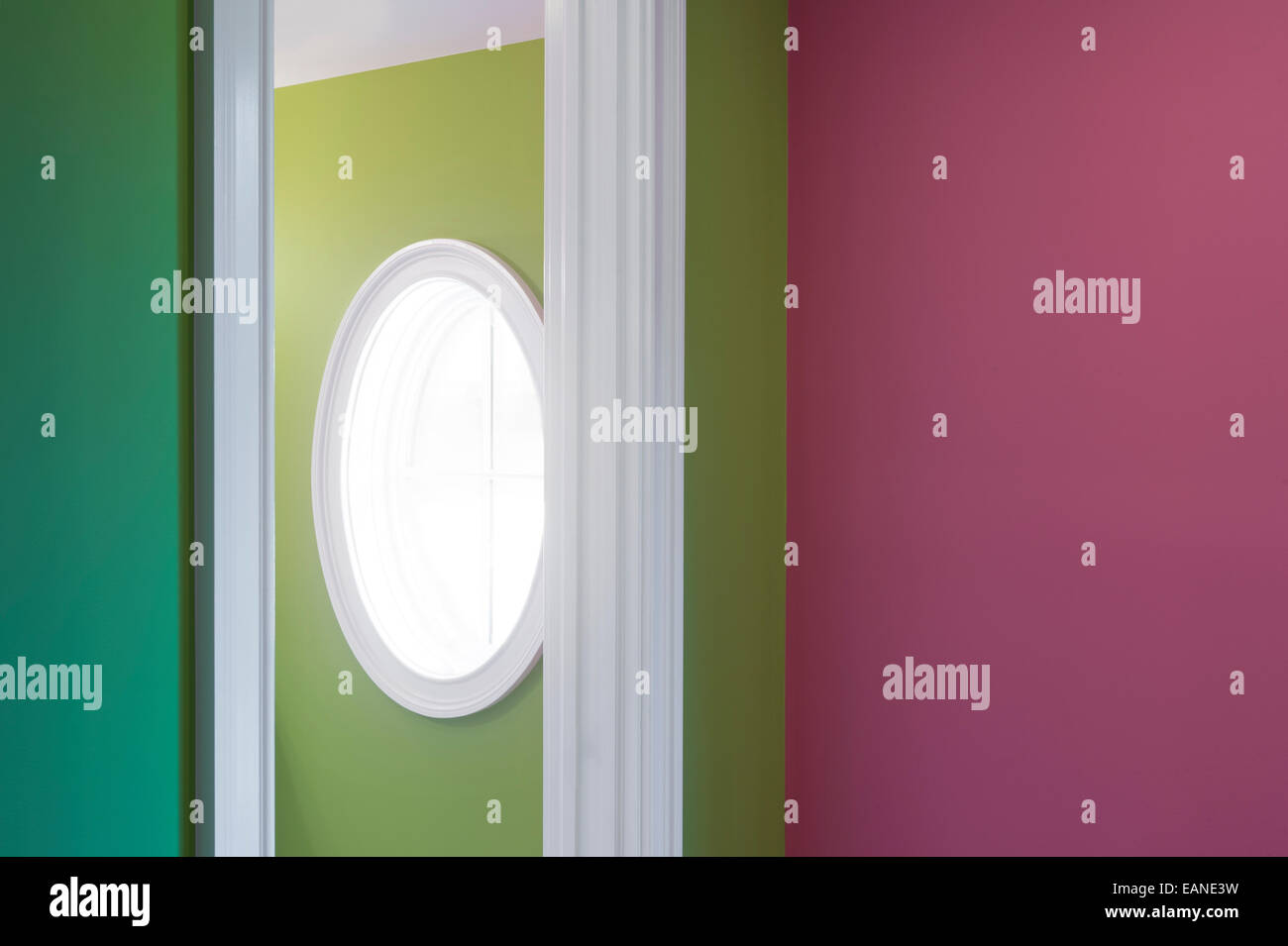 Finestra ovale con pareti colorate dettaglio Foto Stock
