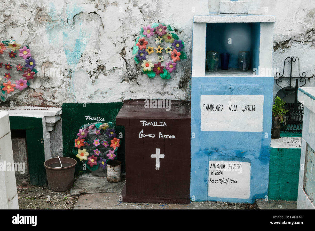 Verniciato colorato tombe di famiglia con dipinto a mano delle iscrizioni e di gravi sacrifici, Champoton cimitero, Messico. Foto Stock