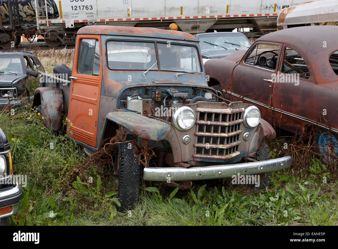 Vintage jeep storico una tonnellata il ritiro dei veicoli in junkyard Saskatchewan Canada Foto Stock