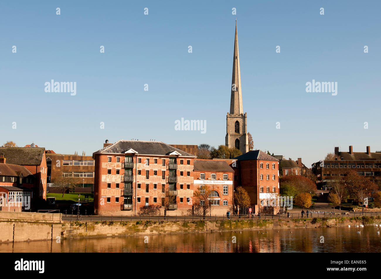 South Parade e la chiesa di Sant'Andrea Worcestershire, Regno Unito Foto Stock