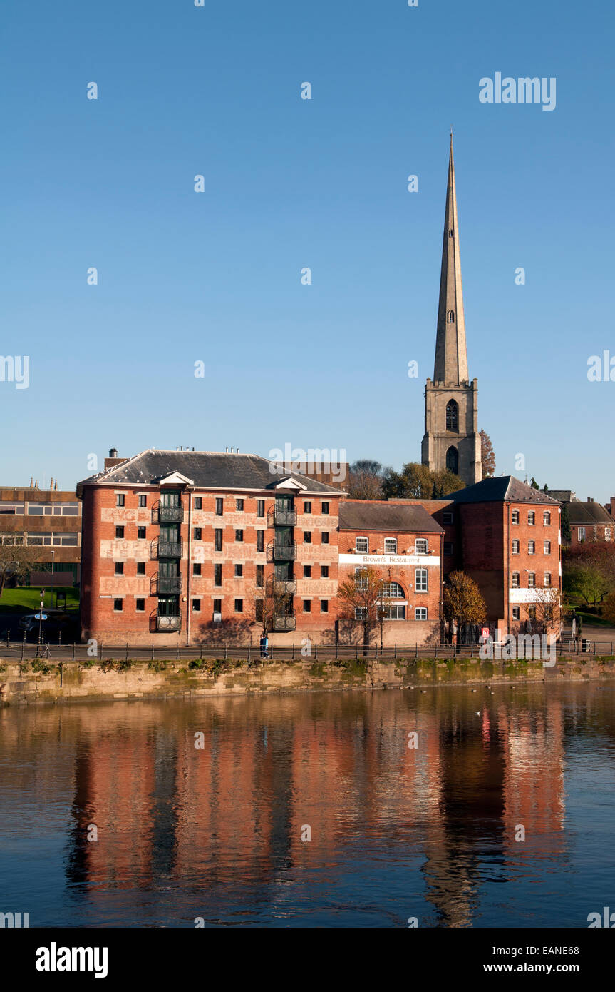 South Parade e la chiesa di Sant'Andrea Worcestershire, Regno Unito Foto Stock