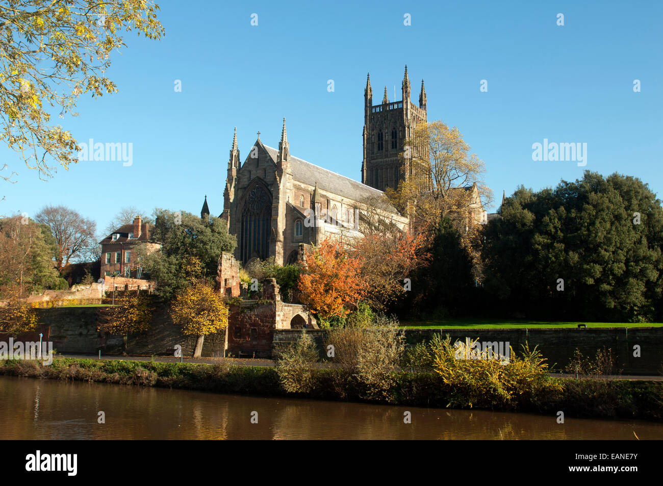 Cattedrale di Worcester e il fiume Severn in autunno, Worcestershire, Regno Unito Foto Stock
