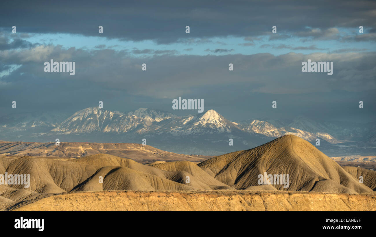 Il West Elk Mountains come visto da Adobe Badlands, Delta County, Colorado Foto Stock