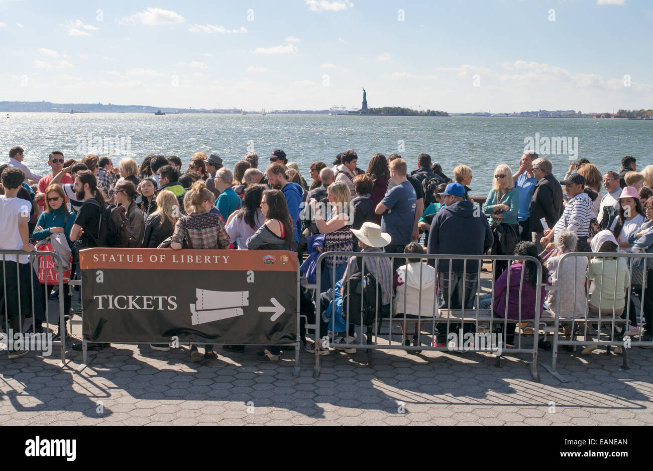 Persone in fila per i biglietti per visitare la Statua della Libertà Manhattan, New York, Stati Uniti d'America Foto Stock