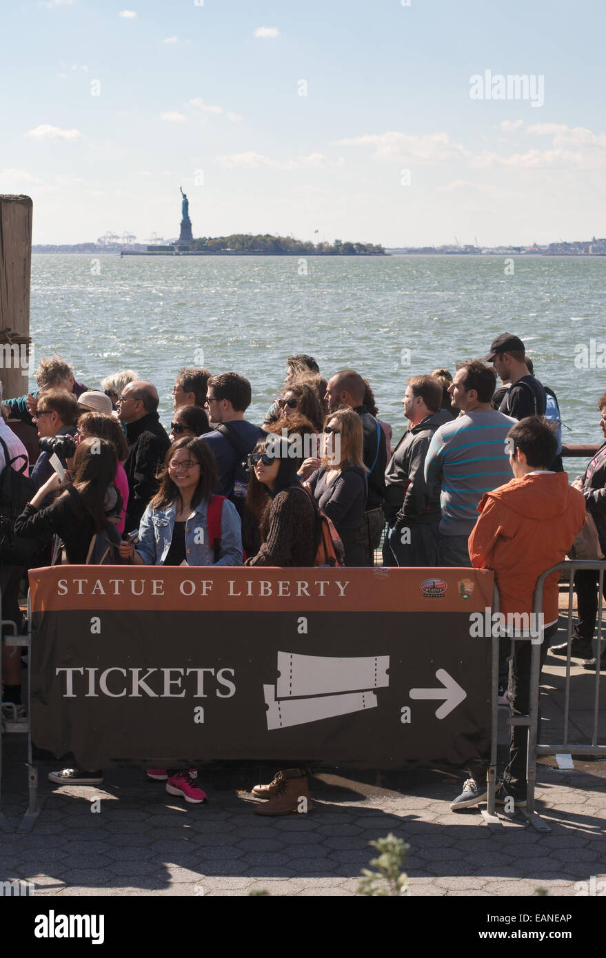 Persone in fila per i biglietti per visitare la Statua della Libertà Manhattan, New York, Stati Uniti d'America Foto Stock