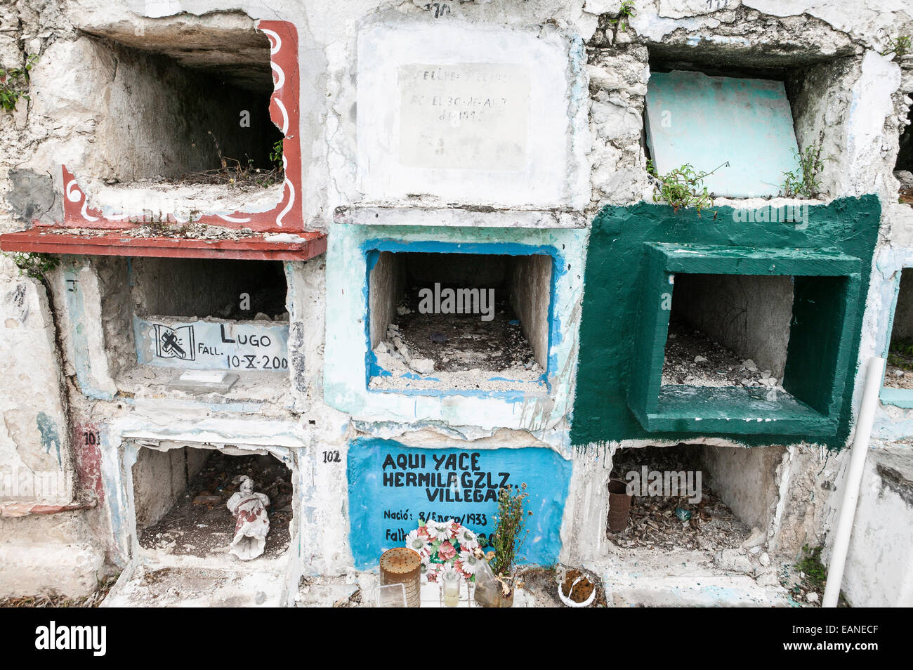 Danneggiato impilati volte grave mostra tombe vuote, Champoton cimitero, Champoton, Messico. Foto Stock