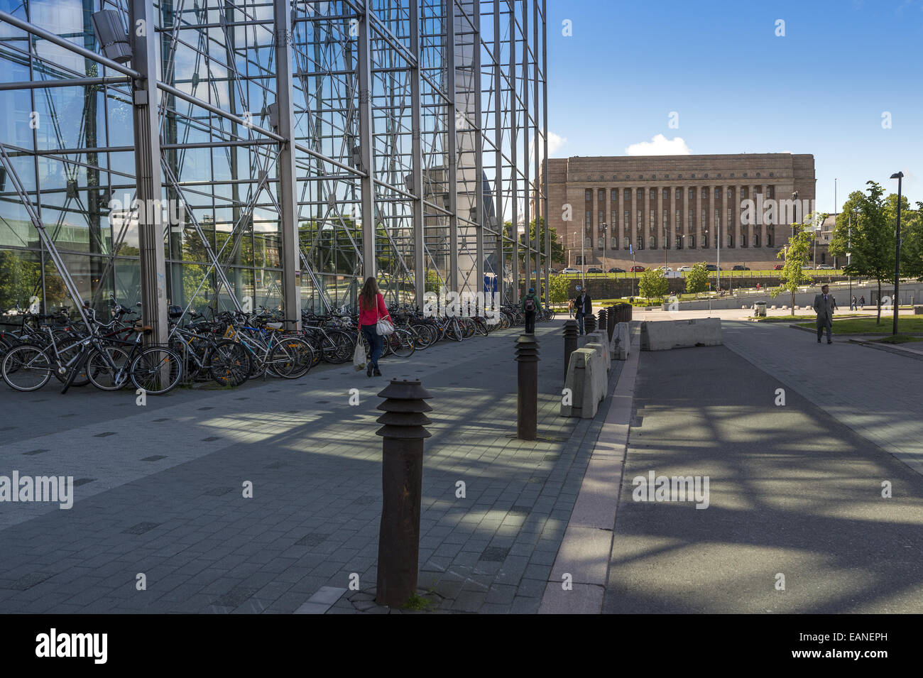 Helsingin Sanomat House con la Casa del Parlamento nella distanza a Helsinki in Finlandia Foto Stock