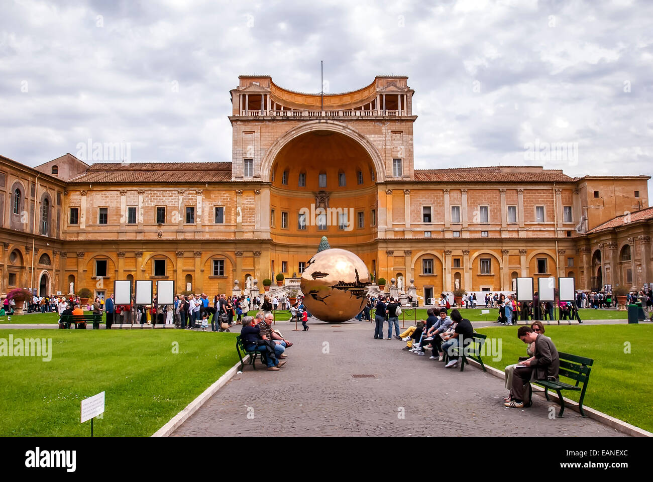 Piazza di fronte al Museo del Vaticano. Foto Stock