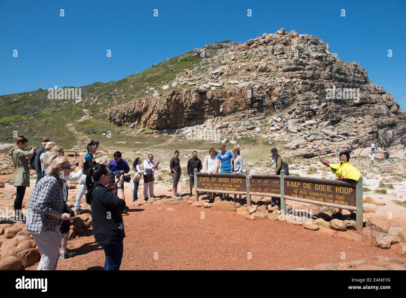 I turisti in piedi in una coda per scattare fotografie presso il Capo di Buona Speranza segno, Western Cape, Sud Africa Foto Stock