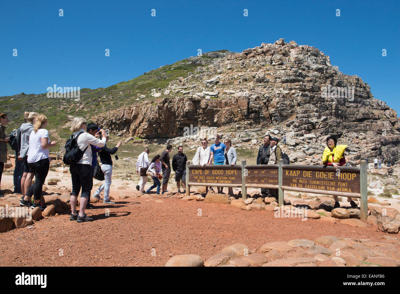 I turisti in piedi in una coda per scattare fotografie presso il Capo di Buona Speranza segno, Western Cape, Sud Africa Foto Stock