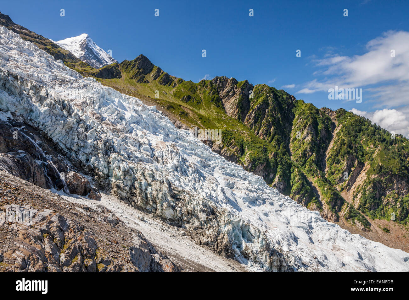 Glacier des Bossons è la più alta cascata di ghiaccio in Europa in montagna del massiccio del Monte Bianco picco, Chamonix, Haute-Savoie, Rhône-A Foto Stock
