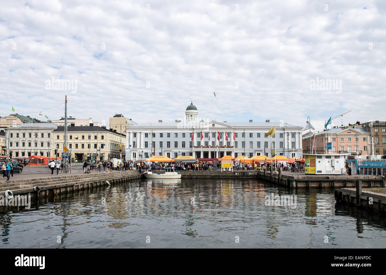 Helsinki Piazza del Mercato. Iconica cupola della cattedrale sullo sfondo. Foto Stock