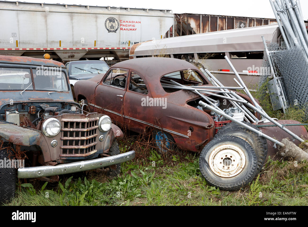 Vintage jeep storico una tonnellata di prelievo e di Sedan veicoli junkyard in Saskatchewan in Canada Foto Stock