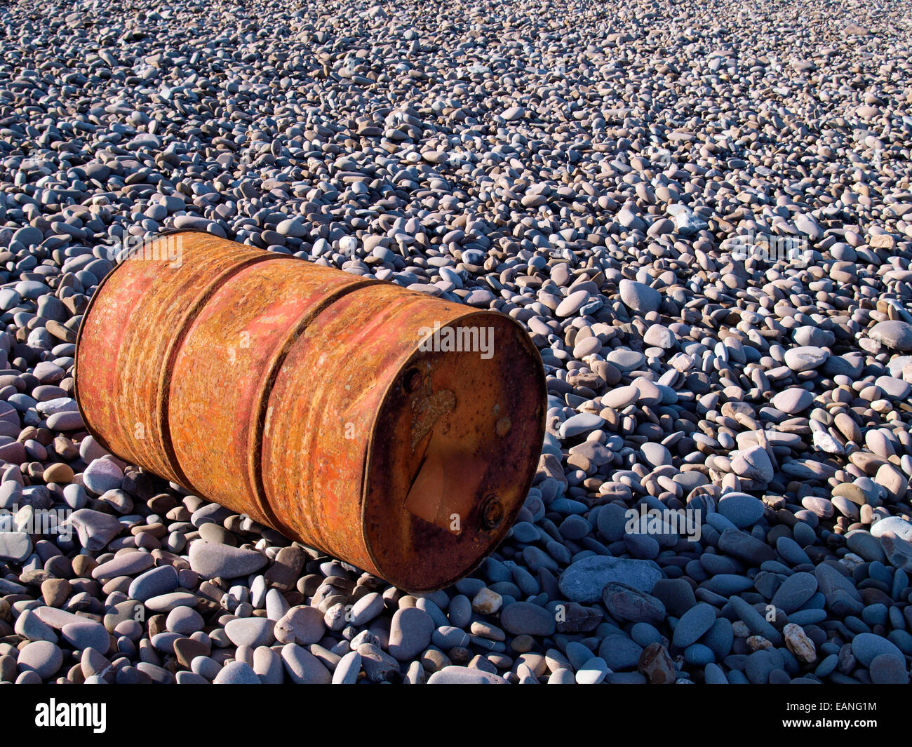 Barile arrugginito lavato fino su una spiaggia della Cornovaglia, Bude, Cornwall, Regno Unito Foto Stock