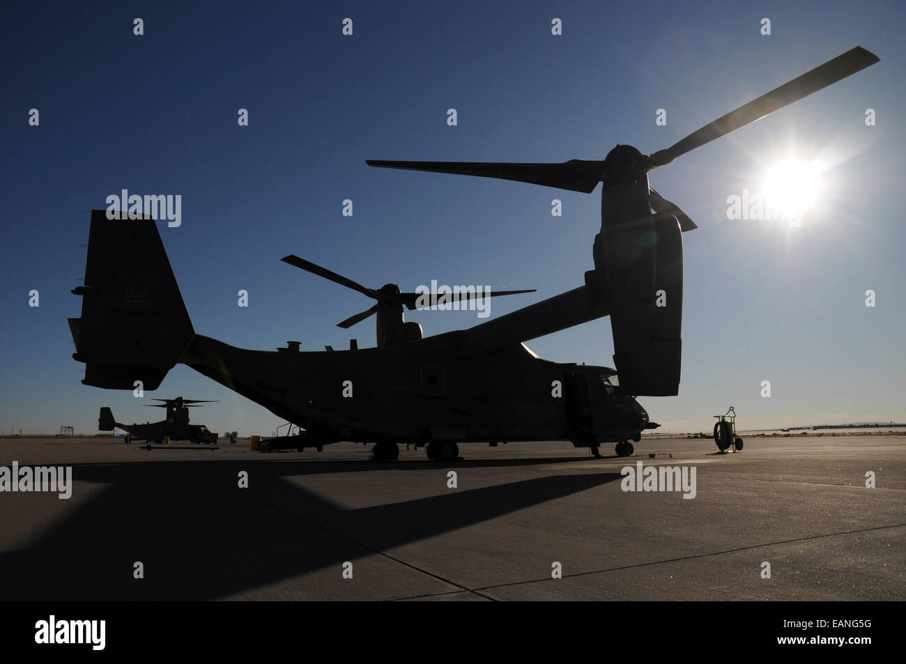 Un U.S. Air Force CV-22 Osprey tiltrotor aeromobile sulla rampa al tramonto, Kirtland Air Force Base in New Mexico. Foto Stock