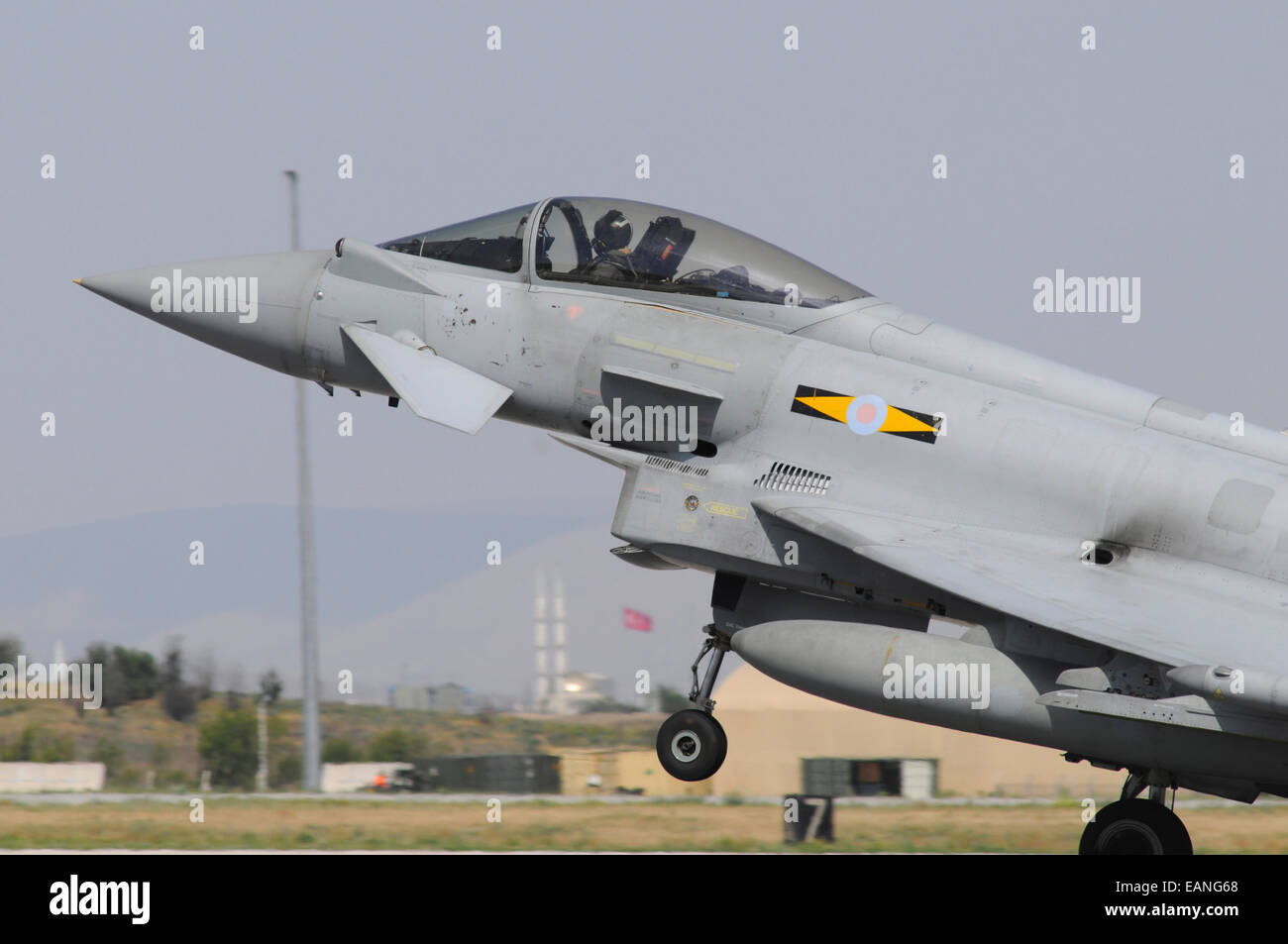 Un Royal Air Force Eurofighter EF2000 Typhoon decollare da Konya Air Base, Turchia, durante l'esercizio anatolica Eagle 2014. Foto Stock