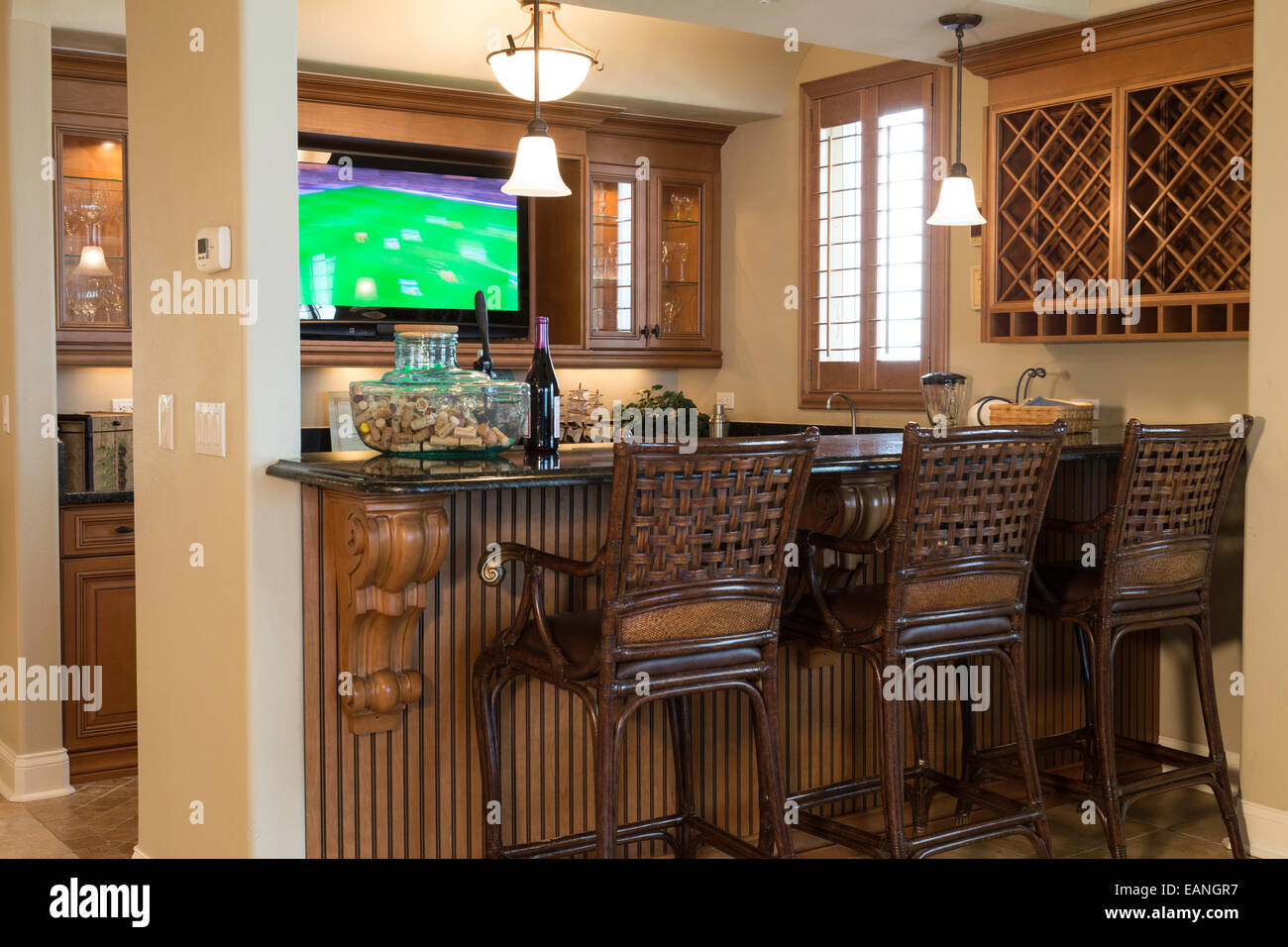 Vetrina Residential Wet Bar con TV, Casa interno, STATI UNITI D'AMERICA Foto Stock