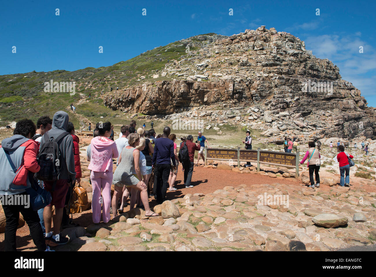 I turisti in piedi in una coda per scattare fotografie presso il Capo di Buona Speranza segno, Western Cape, Sud Africa Foto Stock