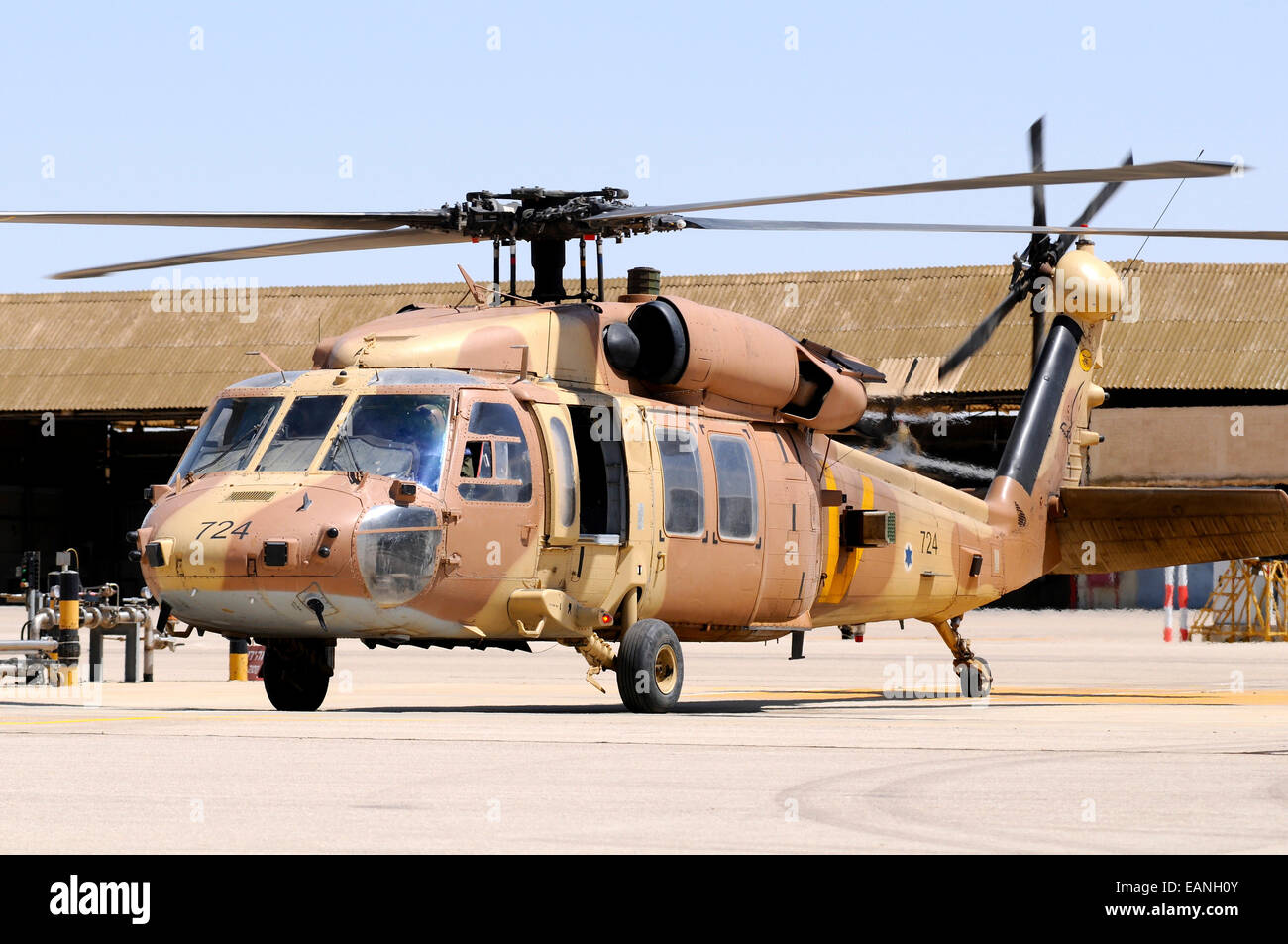 Forza Aerea israeliana UH-60 Yanshuf elicottero sulla rampa di Hatzerim Air Force Base in Israele. Foto Stock