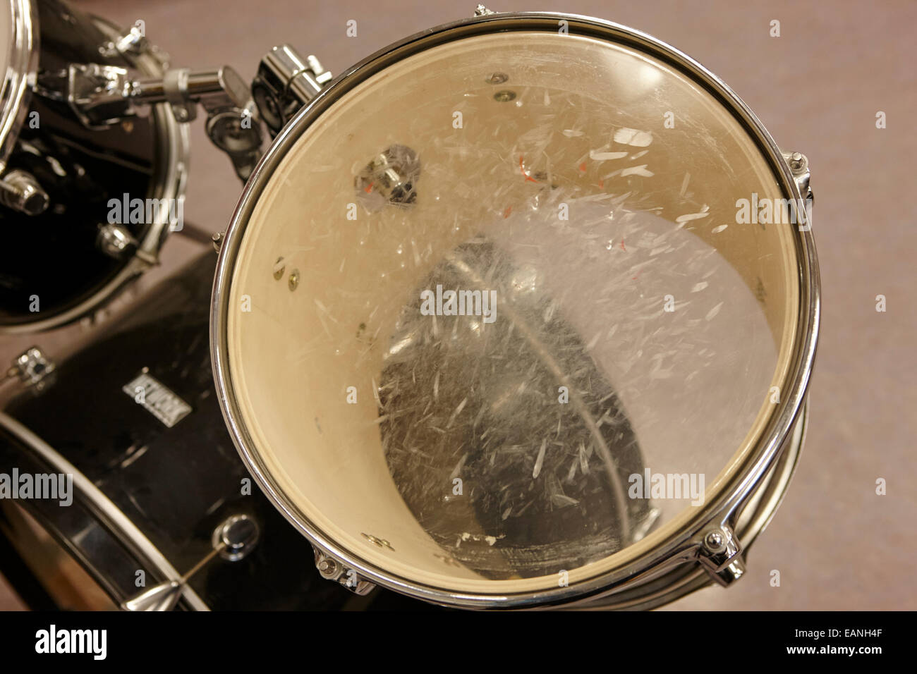 Ben indossato la pelle del tamburo su un drum kit in una musica training room Foto Stock