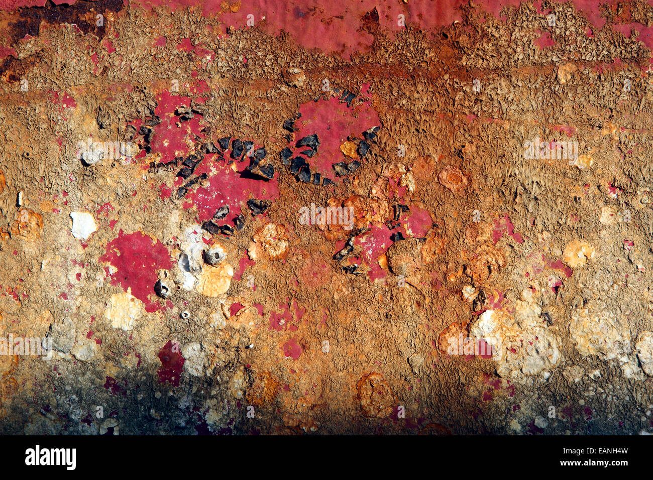 La vecchia vernice sfogliatura su rusty corrosione acciaio, closeup texture detail Foto Stock