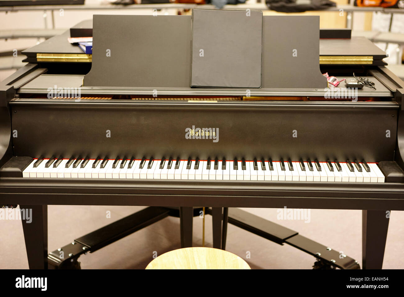 Baby grand piano in una musica training room Foto Stock