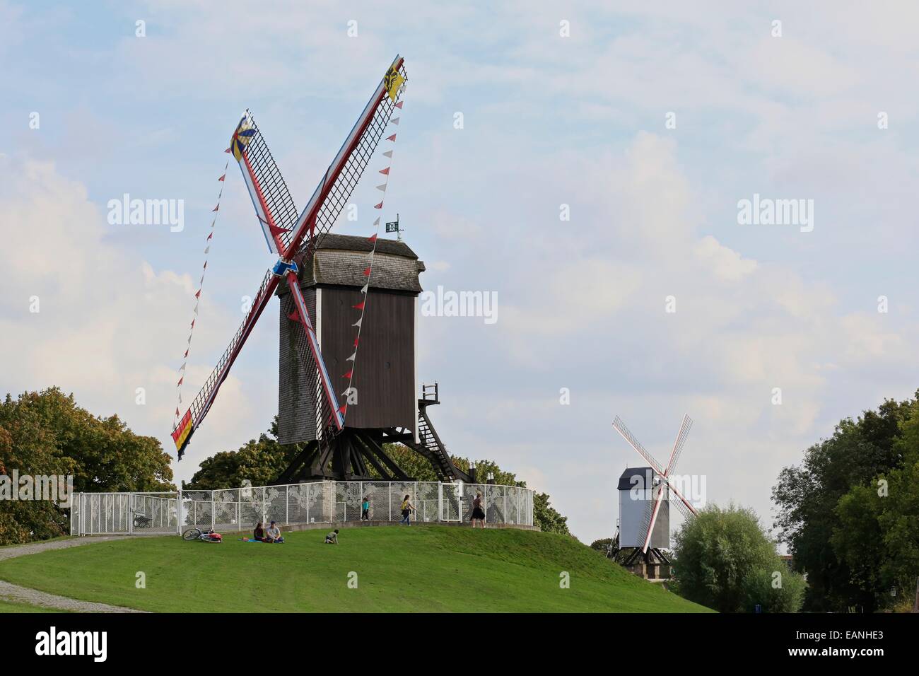Il mulino a vento di Sint-Janshuis con il mulino a vento di Coelweymolen in background Burges città vecchia di Bruges, Belgio. Il mulino a vento di Sint-Janshuis Coe Foto Stock