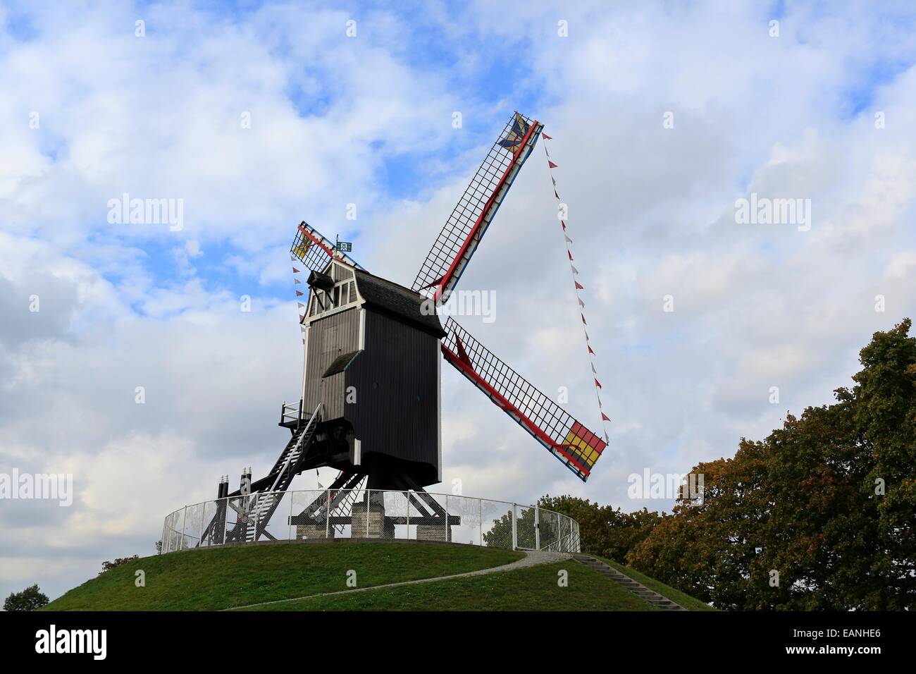 Il mulino a vento di Sint-Janshuis, Burges città vecchia di Bruges, Belgio. Foto Stock