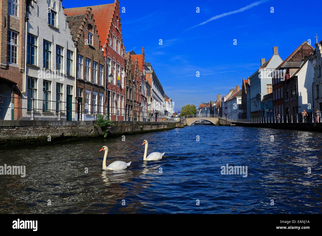 Città vecchia di Bruges Canal scena mostrando ponte attraverso St Annarei canal, Belgio. Canale di Bruges scena città vecchia di Bruges città turistica br Foto Stock