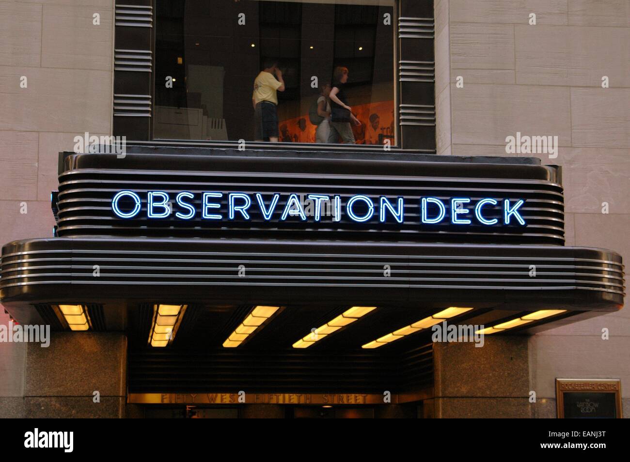 NYC: Marquee su West 50th Street presso la piattaforma di osservazione ingresso 30 Rockefeller Center Foto Stock