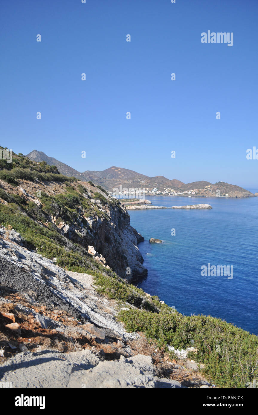 L' isola Greca di creta è situata nel mare Mediterraneo. Spiaggia rocciosa del mare. Foto Stock