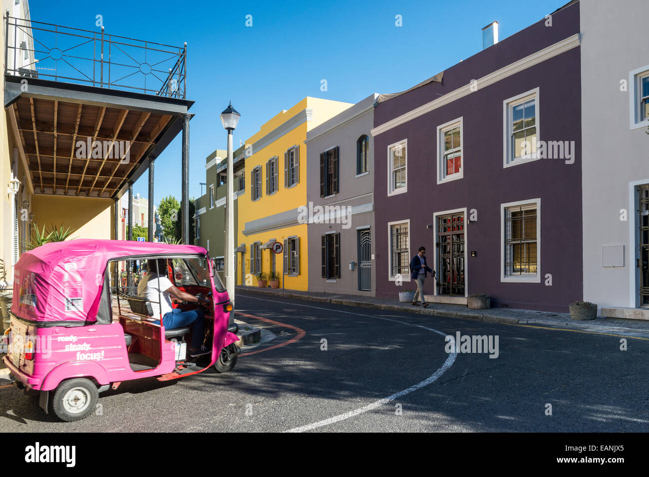 Auto rickshaw guida in Loader Street, De Waterkant distretto, Cape Town, Western Cape, Sud Africa Foto Stock