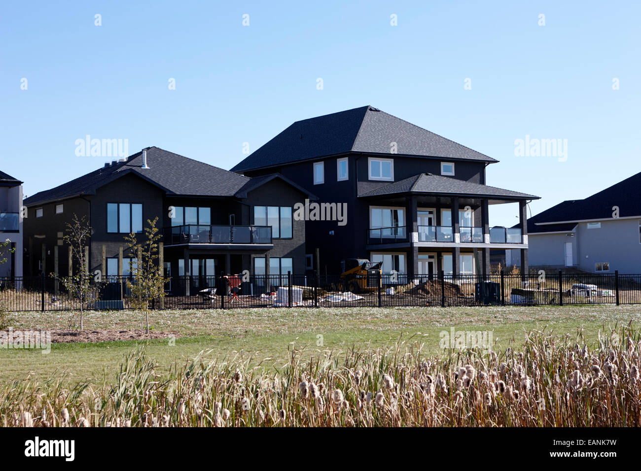 Nuova costruzione di comunità gated lusso costoso case suburbane saskatoon Saskatchewan Canada Foto Stock